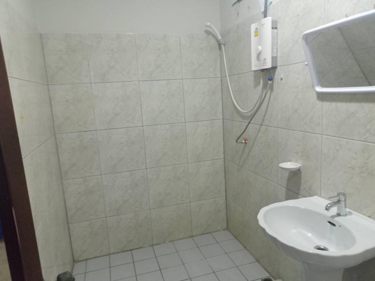 Pluemchai Guesthouse Джомтьен Экстерьер фото