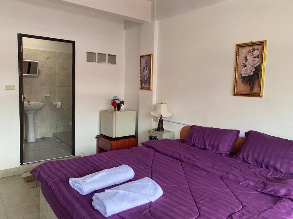 Pluemchai Guesthouse Джомтьен Экстерьер фото